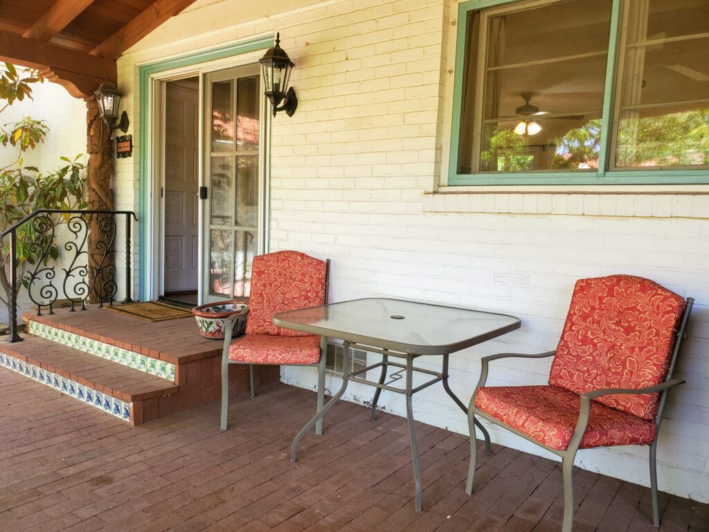 A table and chairs on the patio of one of the best hotels in Farmington NM.